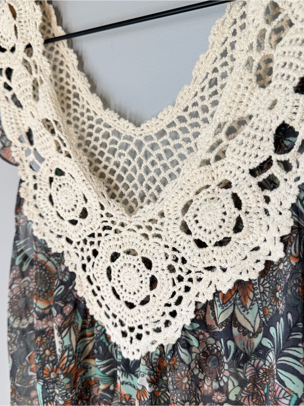 NWT LILY WHITE Y2K Gray Pink Crochet Floral Flowy Boho Swing Top Sz S - Picture 3 of 9